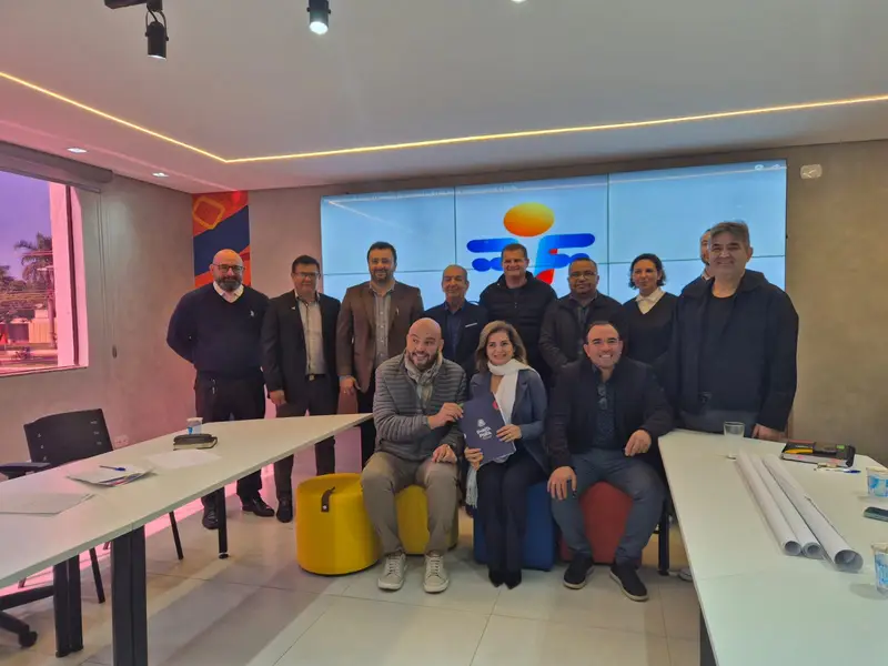 Reunión de autoridades binacionales en la frontera definiendo planes de urbanismo y seguridad.