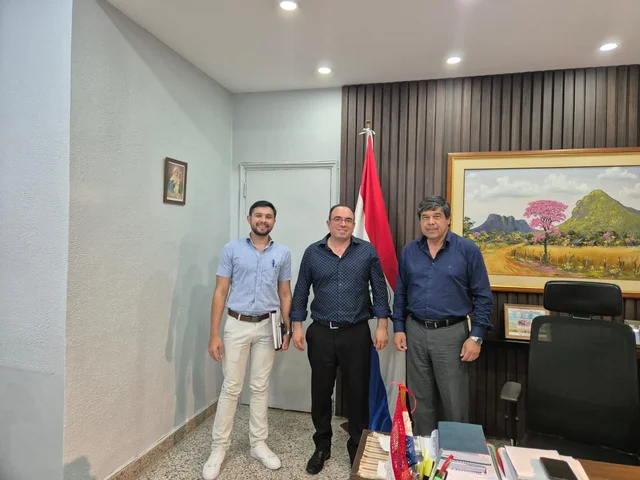 Tramo renovado de la Ruta PY05 con señalización moderna, banquinas seguras y flujo vehicular optimizado.