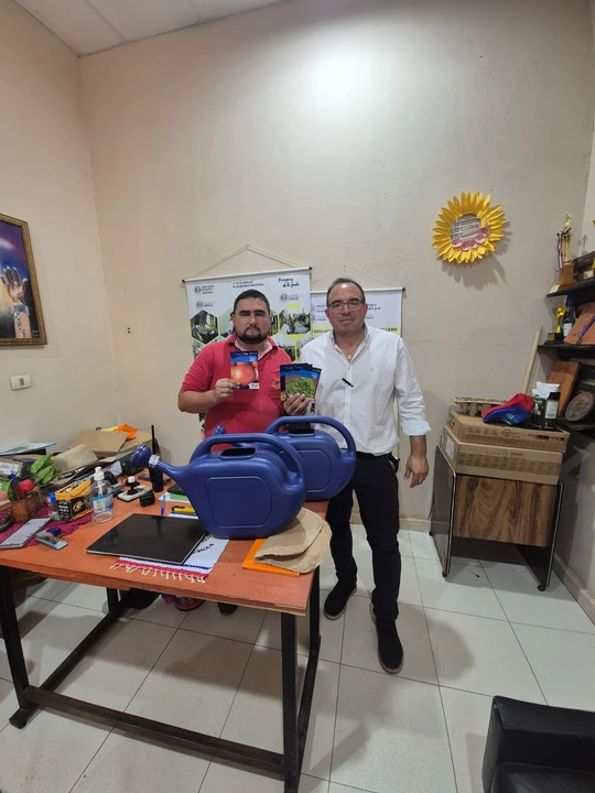 Jóvenes del centro correccional trabajando en una huerta comunitaria con nuevas herramientas y semillas.