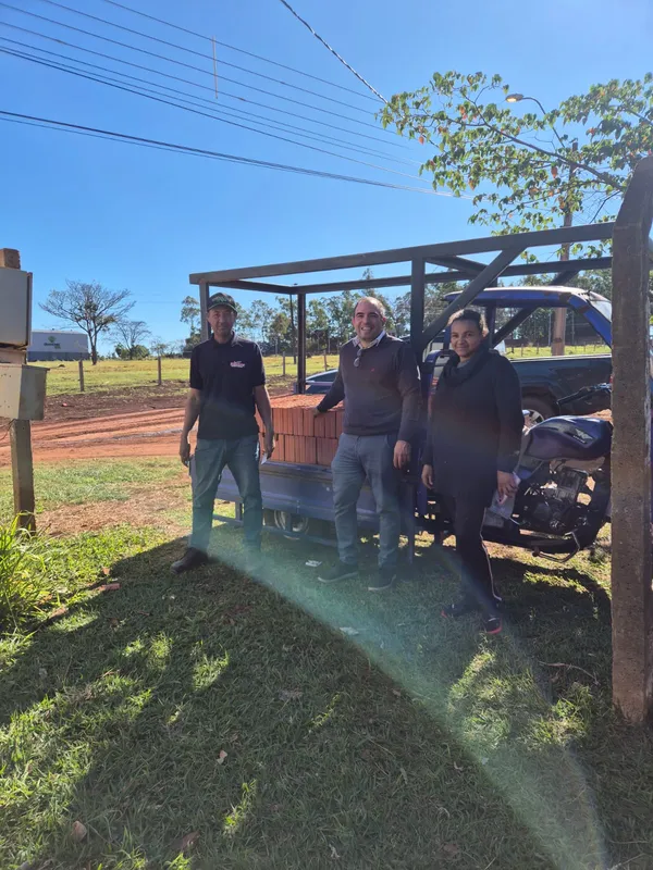 Entrega de materiales de construcción y ladrillos a la comisión vecinal del barrio San Francisco.
