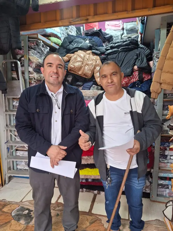 Una avenida comercial renovada con veredas anchas, iluminación LED y clientes recorriendo locales locales.